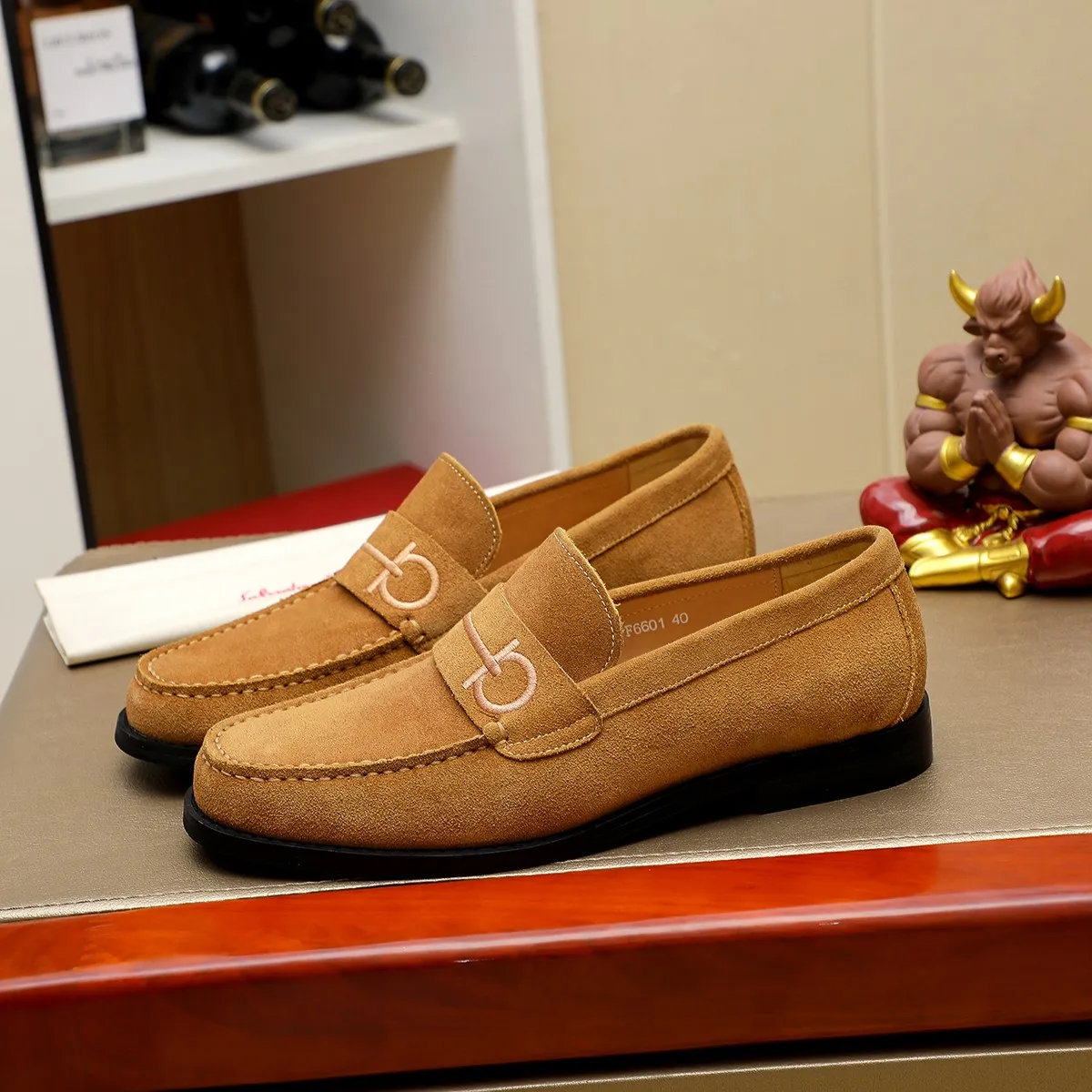 Men's shoes 💰460 🔥 Ferragamo new men's casual slip-on shoes 🇨🇳 Official website original 1:1 mold, original quality 💯 fine workmanship, high-end luxury ☘ The upper is made of imported Italian first-layer cowhide 🌴 Luxurious water dyeing 🐂 Leather lining 🍓 Rubber wear-resistant and non-slip outsole, breathable and comfortable to wear 🍍 The first choice for high-taste men, color optional! Code number 38-44 (45.46. Customized)
